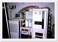 80-mvax * Sistema microvax 3100 Infoserver e unita' di memoria
In primo piano: 2 unita' nastro 800/1600/6500 bpp (140 Mbyte), doppia unita' 
dischi ottici (600 Mbyte) unita' di memorizzazione Gigastore per cassette
VHS (1 Gbyte). Sul microvax e' presente una  unita' a nastro TK-50 della
Digital (200 Mbyte) . 

 * Sistema microvax 3100 Infoserver e unita' di memoria
In primo piano: 2 unita' nastro 800/1600/6500 bpp (140 Mbyte), doppia unita' 
dischi ottici (600 Mbyte) unita' di memorizzazione Gigastore per cassette
VHS (1 Gbyte). Sul microvax e' presente una  unita' a nastro TK-50 della
Digital (200 Mbyte) . 

 * 1116 x 781 * (176KB)