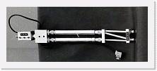 File0025 * Primo Ricevitore per la Croce del Nord. E costituito da un anello ibrido ( detto Napoleone per la originale configurazione ad N), seguito da due tubi che contengono un filtro e due diodi 1N21 tramite i quali si ottiene la conversione della frequenza di ingresso di 408 MHz a quella di media di frequenza di 30 MHz . Seguono due scatole metalliche entro cui avviene prima la somma e poi la amplificazione a transistors del segnale radioastronomico, una primizia per gli anni 60.  
Pur non essendo preceduto da un preamplificatore a basso rumore il ricevitore denunciava 5.5 dB di cifra di rumore (circa 750 K di temperatura di rumore). (Tomassetti, Rosatelli, Gelato) 
 * Primo Ricevitore per la Croce del Nord. E costituito da un anello ibrido ( detto Napoleone per la originale configurazione ad N), seguito da due tubi che contengono un filtro e due diodi 1N21 tramite i quali si ottiene la conversione della frequenza di ingresso di 408 MHz a quella di media di frequenza di 30 MHz . Seguono due scatole metalliche entro cui avviene prima la somma e poi la amplificazione a transistors del segnale radioastronomico, una primizia per gli anni 60.  
Pur non essendo preceduto da un preamplificatore a basso rumore il ricevitore denunciava 5.5 dB di cifra di rumore (circa 750 K di temperatura di rumore). (Tomassetti, Rosatelli, Gelato) 
 * 1968 x 784 * (169KB)
