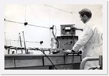 File0026 * Sul banco di laboratorio il prototipo in prova dellamplificatore parametrico che doveva sperabilmente essere installato nelle cabinette sotto la Croce del Nord.  Raggiunta in laboratorio una temperatura di rumore di 75 K, bassissima negli anni 60, il pregetto fu abbandonato per varie ragioni (non solo per complicazioni realizzative ed economiche) ma primariamente in previsione dellavvento di componentistica allo stato solido a basso rumore anche a 408 MHz. 
(Rosatelli e lallora tecnico-studente Tomassetti in camice bianco).
 * Sul banco di laboratorio il prototipo in prova dellamplificatore parametrico che doveva sperabilmente essere installato nelle cabinette sotto la Croce del Nord.  Raggiunta in laboratorio una temperatura di rumore di 75 K, bassissima negli anni 60, il pregetto fu abbandonato per varie ragioni (non solo per complicazioni realizzative ed economiche) ma primariamente in previsione dellavvento di componentistica allo stato solido a basso rumore anche a 408 MHz. 
(Rosatelli e lallora tecnico-studente Tomassetti in camice bianco).
 * 2495 x 1680 * (286KB)