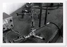 File0027 * Primo piano della parte centrale del ricevitore parametrico in prova. Questo tipo di ricevitore utilizza  un diodo varactor che opera come capacita variabile e fortemente non lineare quando sia  pompato a microonde da un apposito oscillatore (allora un klystron). Per effetto della conseguente conversione di frequenza si ottiene una amplificazione del segnale radioastronomico con rumore aggiuntivo particolarmente basso. Per  il massimo delle prestazioni il varactor dovrebbe essere raffreddato a temperature criogeniche, una delle complicazioni che ne hanno scoraggiato luso malgrado i 75K di temperatura di rumore ottenuti in laboratorio a temperatura ambiente. (Rosatelli e Tomassetti). * Primo piano della parte centrale del ricevitore parametrico in prova. Questo tipo di ricevitore utilizza  un diodo varactor che opera come capacita variabile e fortemente non lineare quando sia  pompato a microonde da un apposito oscillatore (allora un klystron). Per effetto della conseguente conversione di frequenza si ottiene una amplificazione del segnale radioastronomico con rumore aggiuntivo particolarmente basso. Per  il massimo delle prestazioni il varactor dovrebbe essere raffreddato a temperature criogeniche, una delle complicazioni che ne hanno scoraggiato luso malgrado i 75K di temperatura di rumore ottenuti in laboratorio a temperatura ambiente. (Rosatelli e Tomassetti). * 1968 x 1312 * (177KB)