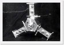 File0028 * Il cuore dellamplificatore parametrico. Allinterno del contenitore argentato centrale e alloggiato il diodo varactor . Per realizzare un guadagno a basso rumore del segnale radioastronomico,  il diodo, visto come capacita variabile, deve essere pompato a microonde e caricato sulle corrette  impedenze.  Si vedono infatti tre terminazioni a microonde tramite guide donda in banda X e lingresso coassiale per la banda radioastronomica centrata sui 408 MHz.  
(Rosatelli e Tomassetti).
 * Il cuore dellamplificatore parametrico. Allinterno del contenitore argentato centrale e alloggiato il diodo varactor . Per realizzare un guadagno a basso rumore del segnale radioastronomico,  il diodo, visto come capacita variabile, deve essere pompato a microonde e caricato sulle corrette  impedenze.  Si vedono infatti tre terminazioni a microonde tramite guide donda in banda X e lingresso coassiale per la banda radioastronomica centrata sui 408 MHz.  
(Rosatelli e Tomassetti).
 * 1936 x 1296 * (183KB)