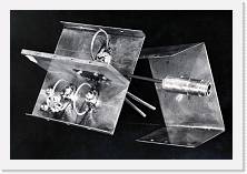 File0029 * Prototipo di amplificatore per uso radiostronomico utilizzante i primi transistor capaci di operare a 408 MHz con alto guadagno e basso rumore.  I grandi loop (progetto australiano) realizzano i circuiti risonanti adattatori di impedenza che limitano la banda ricevuta per evitare segnali interferenti. La uscita, con due risonatori accoppiati, realizza  un filtro di banda molto efficace. La disposizione circuitale e stata brevettata. (Michael, Rosatelli, Tomassetti)  * Prototipo di amplificatore per uso radiostronomico utilizzante i primi transistor capaci di operare a 408 MHz con alto guadagno e basso rumore.  I grandi loop (progetto australiano) realizzano i circuiti risonanti adattatori di impedenza che limitano la banda ricevuta per evitare segnali interferenti. La uscita, con due risonatori accoppiati, realizza  un filtro di banda molto efficace. La disposizione circuitale e stata brevettata. (Michael, Rosatelli, Tomassetti)  * 1790 x 1217 * (222KB)