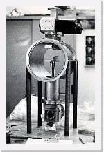 File0032 * Camera da vuoto in acciaio inox , contenitore degli amplificatori di antenna criogenici a FET.
Sovrastano la struttura due commutatori in guida donda connessi alla guida donda proveniente dalla antenna. La banda di lavoro equella dei 5 GHz. La temperatura fisica a cui operano gli   amplificatori entrocontenuti edi circa 20K.   La loro temperatura di rumore supera di poco i 30K. 
 * Camera da vuoto in acciaio inox , contenitore degli amplificatori di antenna criogenici a FET.
Sovrastano la struttura due commutatori in guida donda connessi alla guida donda proveniente dalla antenna. La banda di lavoro equella dei 5 GHz. La temperatura fisica a cui operano gli   amplificatori entrocontenuti edi circa 20K.   La loro temperatura di rumore supera di poco i 30K. 
 * 1120 x 1744 * (344KB)